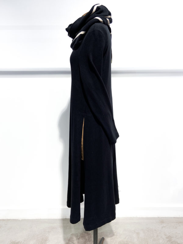 vêtements mamab robe noire frappe hiver 2021 lyon kazak