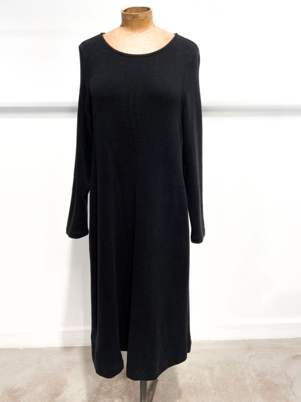 vêtements mamab robe noire frappe hiver 2021 lyon kazak